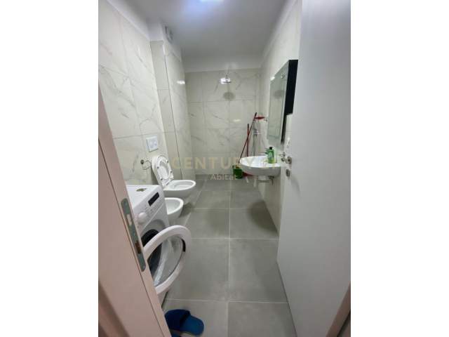 Tirane, jap me qera 1+1 Kati 7, 65 m² 400 Euro (qsu)