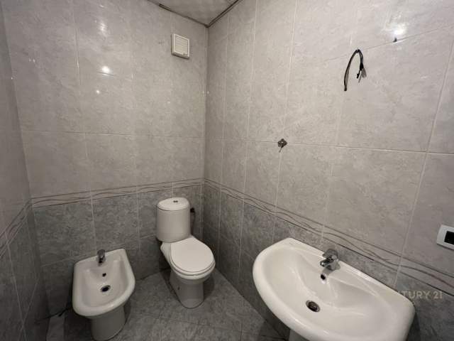 Shitet Apartament 2+1 tek 21 Dhjetori !  Kati 7, 110 m² 145.000 Euro