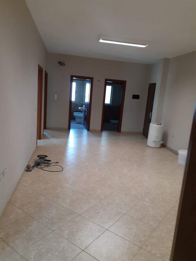 Tirane, jepet me qera apartament 3+1+BLK Kati 3, 250 m² 500 Euro (rruga Shkelqim Fusha)