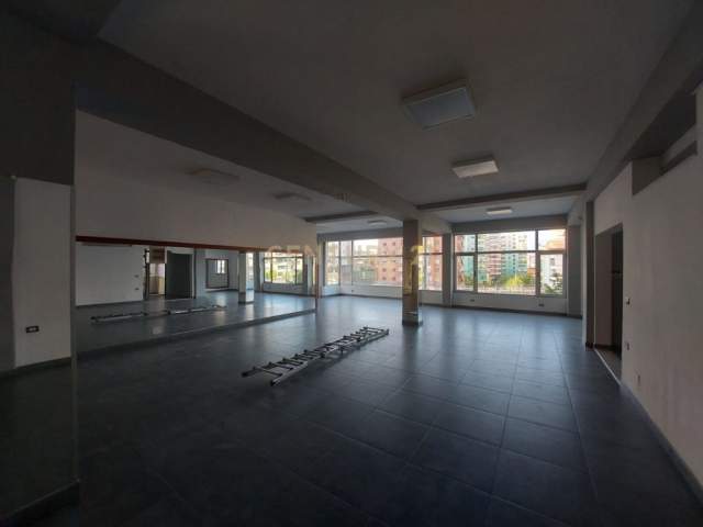 Tirane, jepet me qera ambjent biznesi Kati 2, 200 m² 1.000 Euro (Komuna e Parisit)