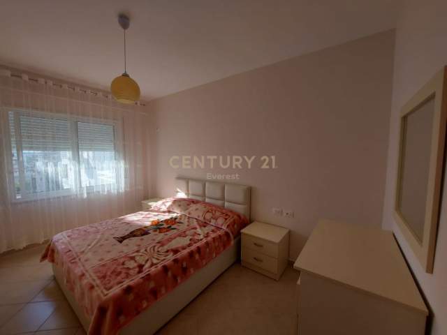 Tirane, jepet me qera apartament 1+1+BLK Kati 4, 80 m² 280 Euro (Fresku)
