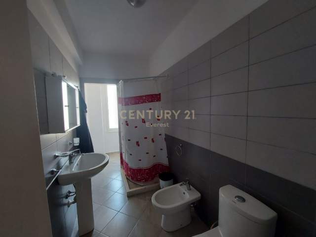 Tirane, jepet me qera apartament 1+1+BLK Kati 4, 80 m² 280 Euro (Fresku)