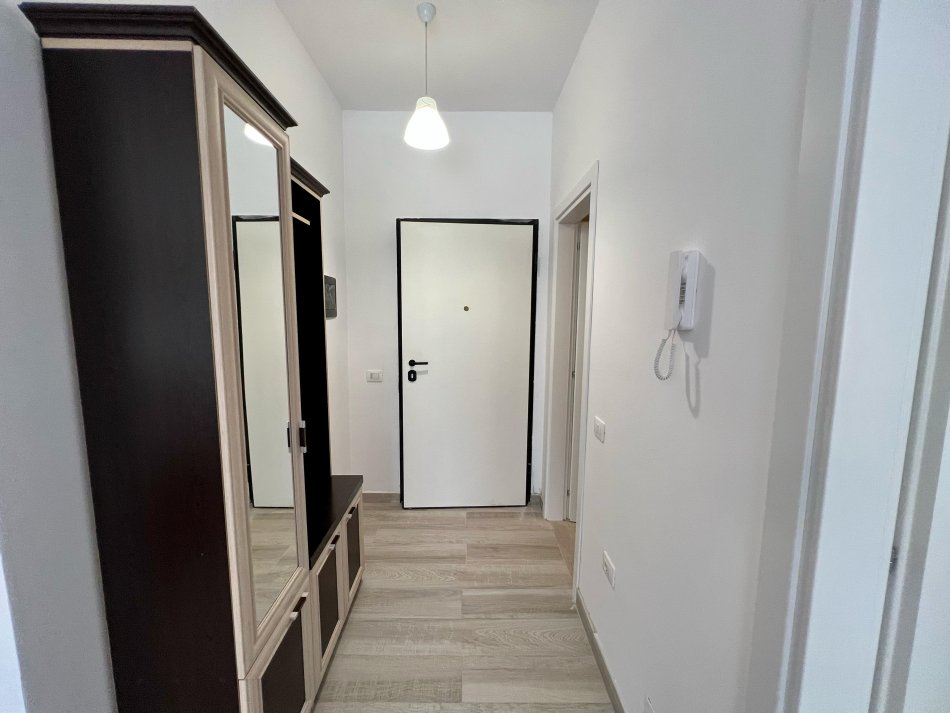 Tirane, jepet me qera apartament 1+1 Kati 4, 70 m² 450 € (rruga 5 maji)