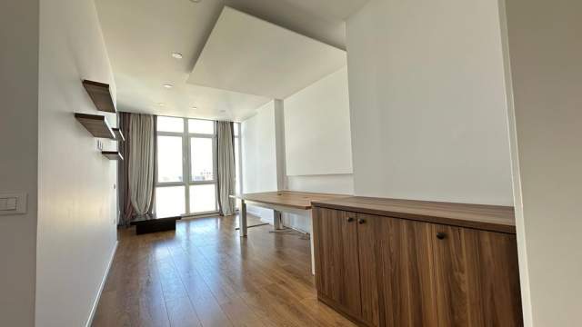 Tirane, jepet me qera ambjent biznesi Kati 8, 100 m² 700 Euro (kompleksi Kika 2)
