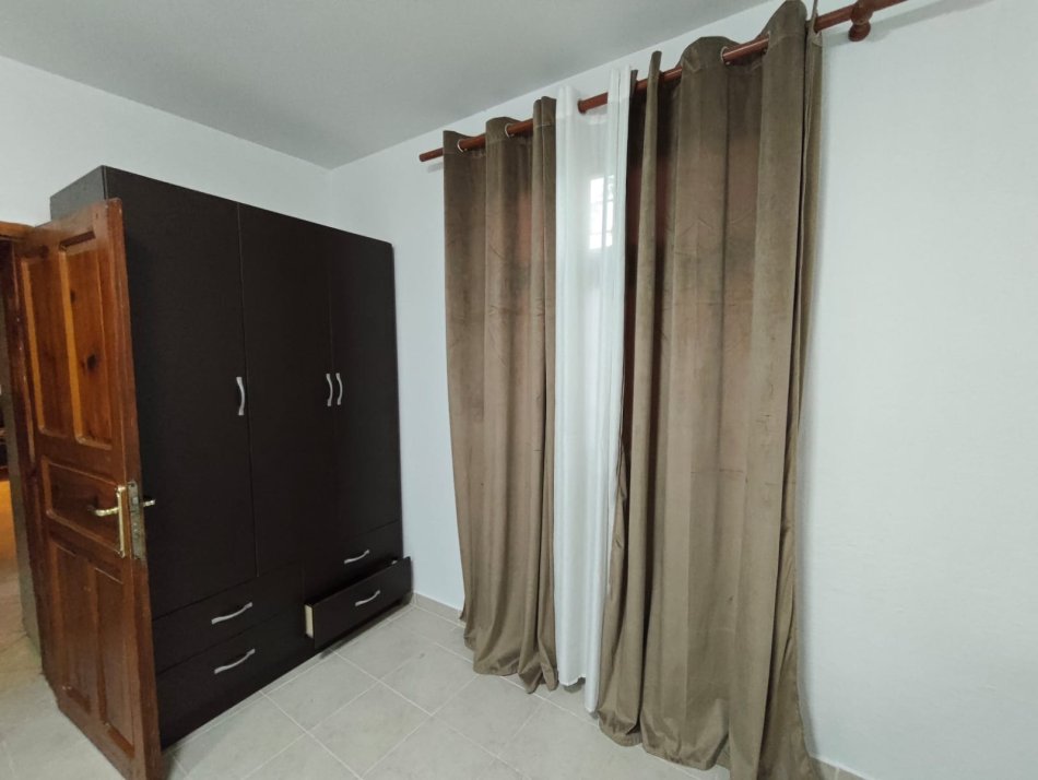 Tirane, jepet me qera shtepi 2+1+Ballkon Kati 1, 85 m² 350 € (Ne fund te rruges Jordan Misja , prane shinave te trenit)
