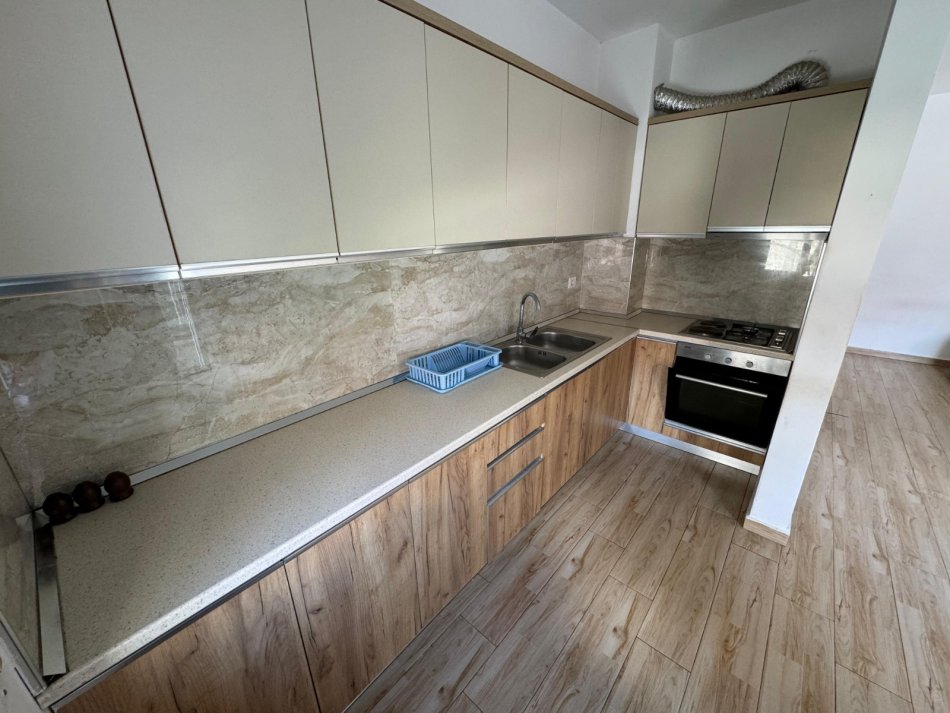 Tirane, shitet apartament 1+1+Ballkon Kati 2, 85 m² 145.000 € (5 Maji)