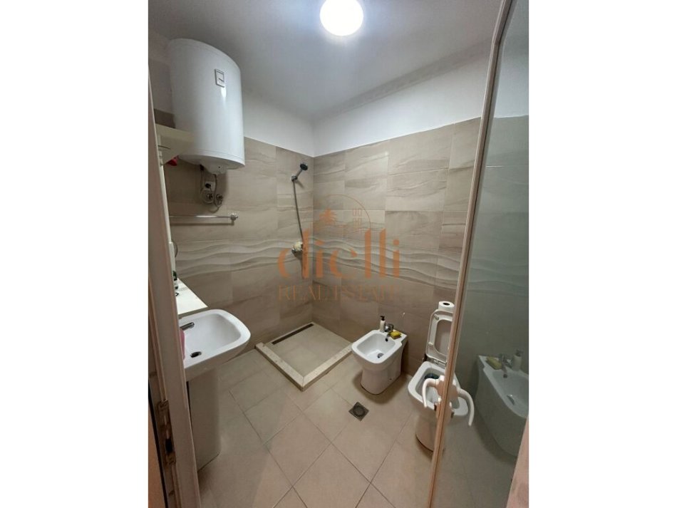 Tirane, jepet me qera apartament 2+1+Ballkon Kati 4, 100 m² 800 €