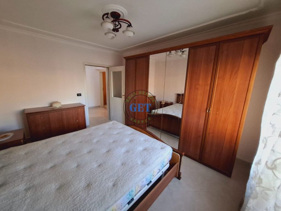 Durres, jepet me qera apartament 2+1+Ballkon Kati 4, 400 € (Qender)