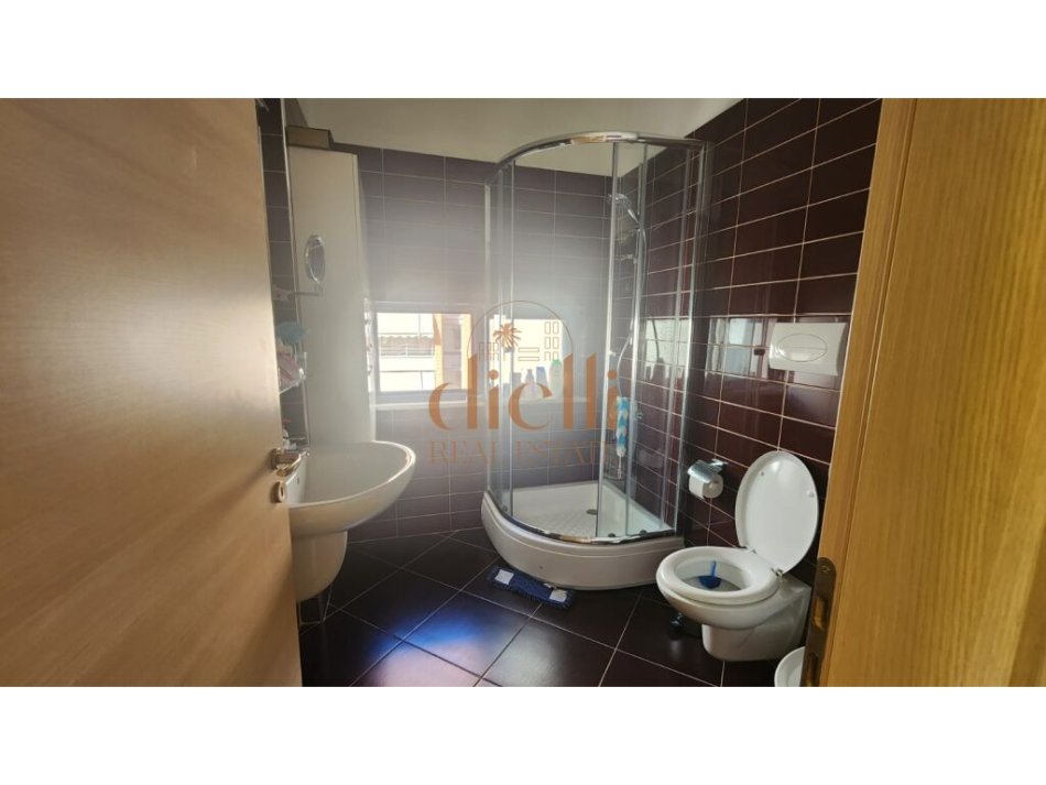 Tirane, shitet 2+1+2+2 poste parkimi, Kati 4, 102 m² 225.000 € (ne Rezidencen Tower Bridge-Rruga e Dibres)