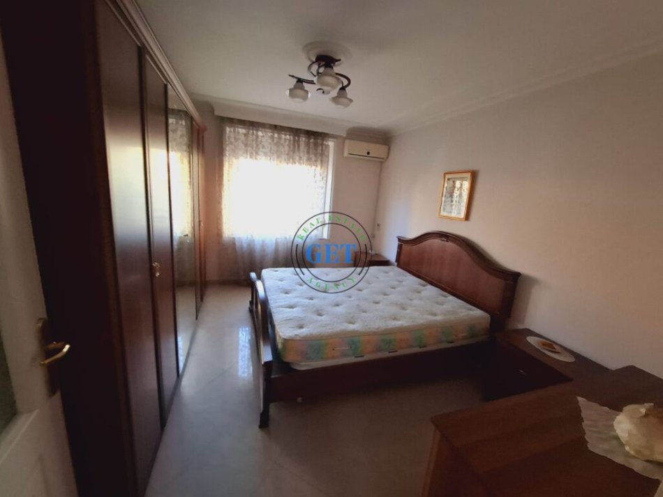 Durres, jepet me qera apartament 2+1+Ballkon Kati 4, 400 € (Qender)