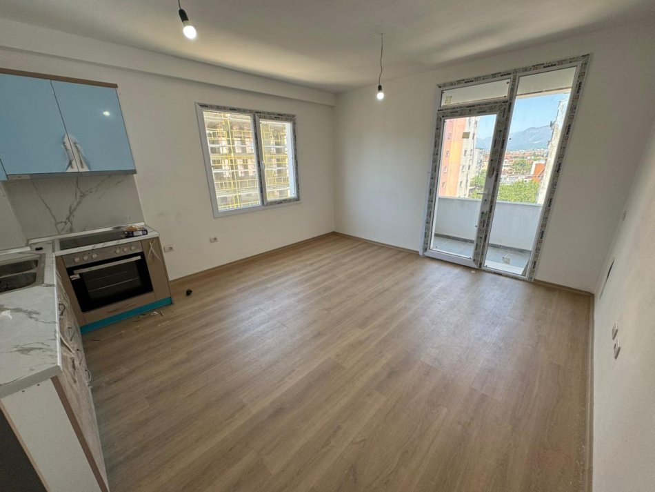 Tirane, jepet me qera apartament 2+1 Kati 6, 80 m² 550 € (ish fusha e aviacionit)