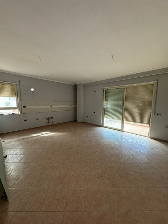 Tirane, shitet apartament 2+1+Aneks+Ballkon Kati 4, 100 m² 210.000 € (liqeni i thate)
