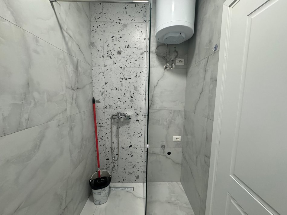 Tirane, jepet me qera apartament 1+1 Kati 9, 70 m² 650 € (Rruga Nexho Konomi)