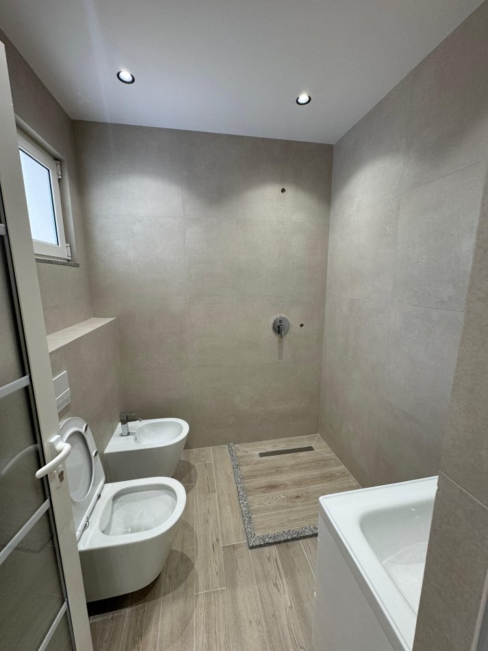 Tirane, shitet apartament 3+1 Kati 2, 140 m² 180.000 € 
