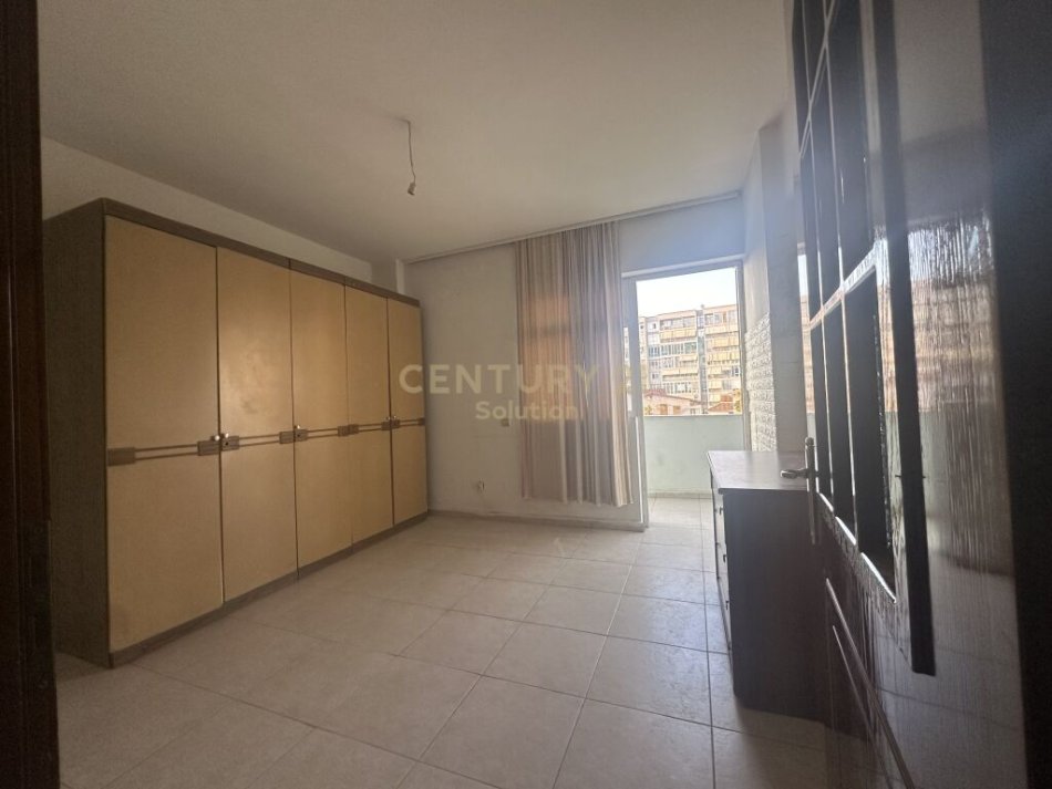 Tirane, shitet apartament 2+1 Kati 2, 79 m² 135.000 € (Komuna e Parisit, tek Kristal Center, pallat i ri me ashensor)
