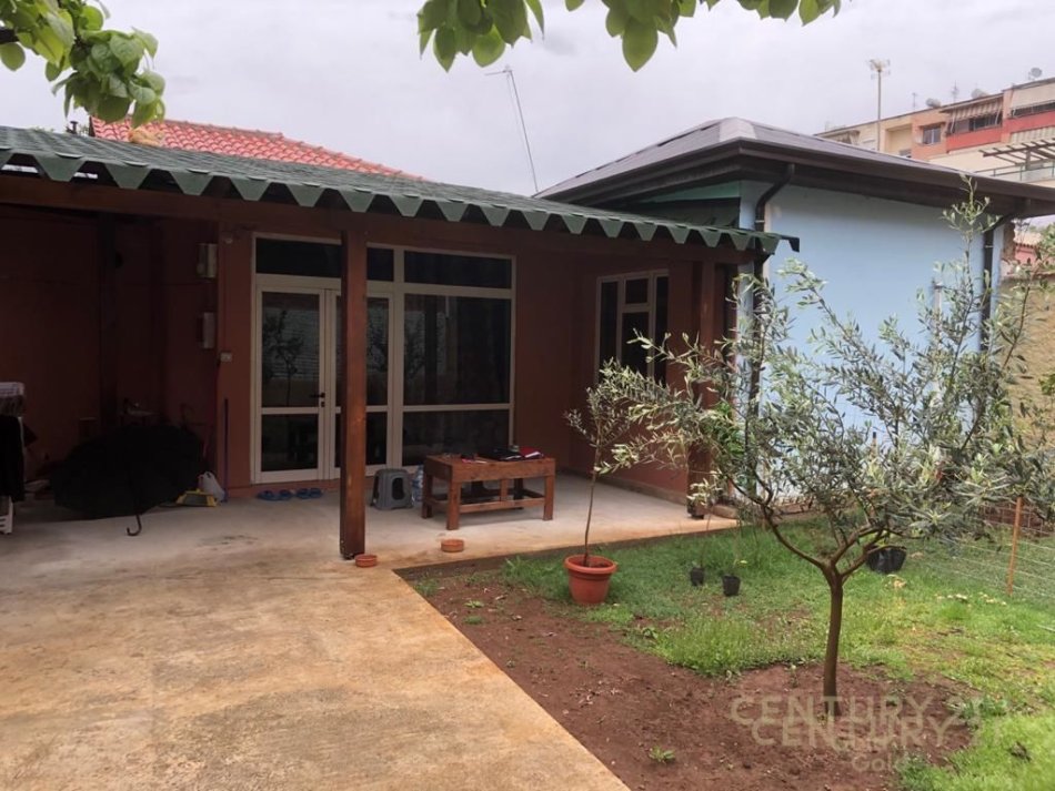 Tirane, shitet , 292 m² 350.000 € (Ne rrugen Bardhyl prane gjimnazit Andon Zako Cajupi ofrojme per shitje truall me siperfaqe 300 m2.)