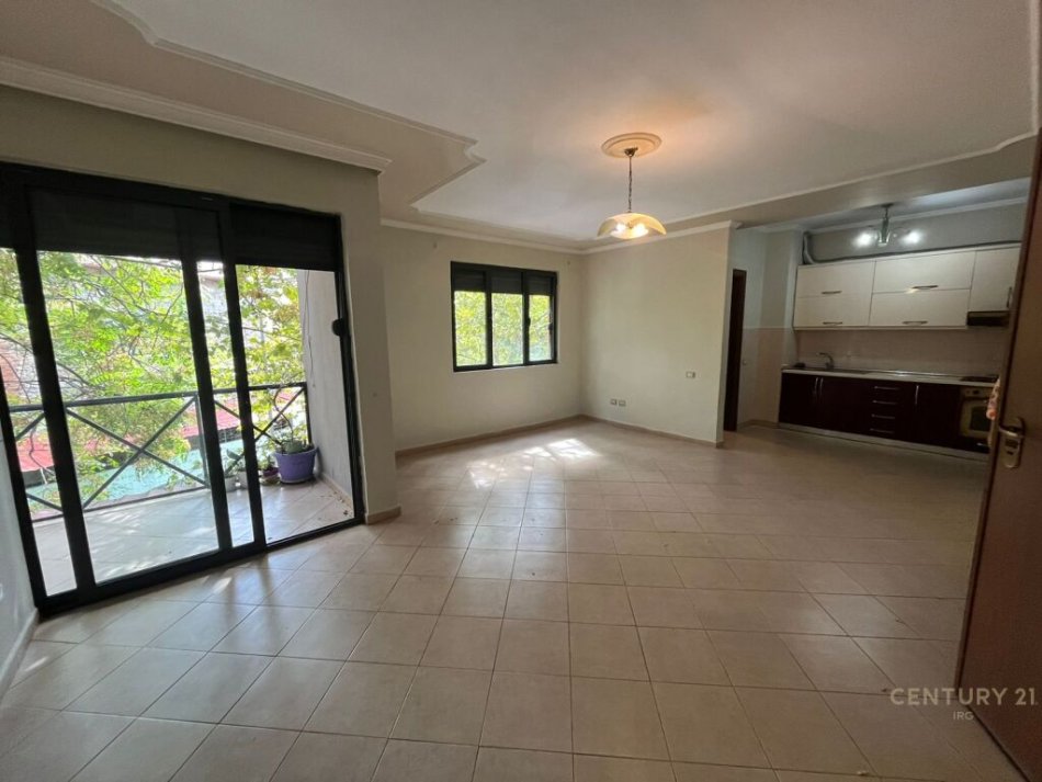 Tirane, shitet apartament 2+1+Ballkon Kati 2, 100 m² 160.000 € (zona Ali Demi, prane shkolles "Ali Demi")