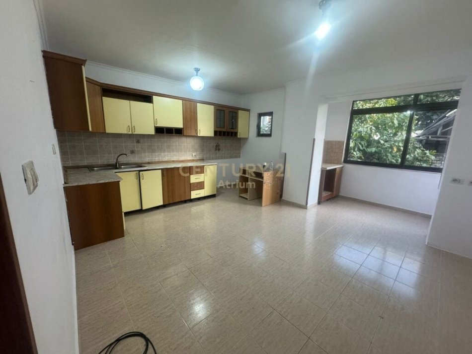 Tirane, shitet apartament 1+1+Ballkon Kati 2, 68.000 € (prane Tregut te ri Elektrik)