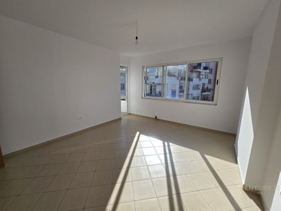 Tirane, shitet apartament 3+1+Ballkon Kati 4, 115 m² 129.000 € (ne Fresk)