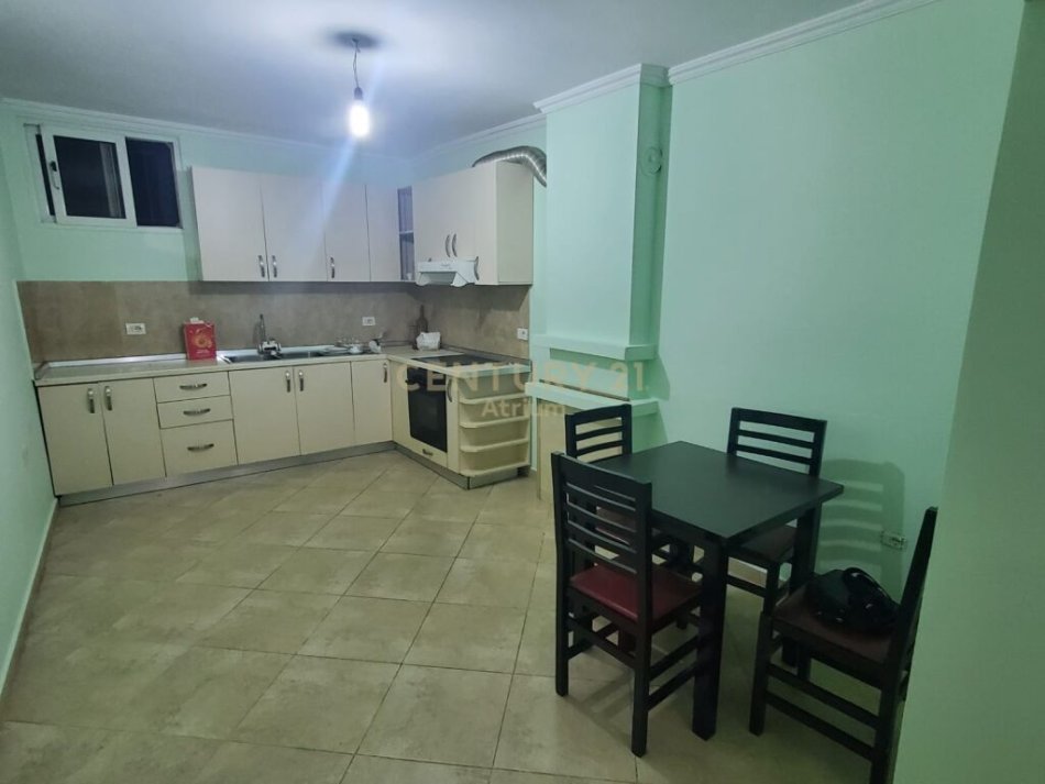 Tirane, jepet me qera shtepi 1+1 Kati 1, 120 m² 500 € (shtepi private tek zona e Brrylit, me oborr per parkim per 2 makina)
