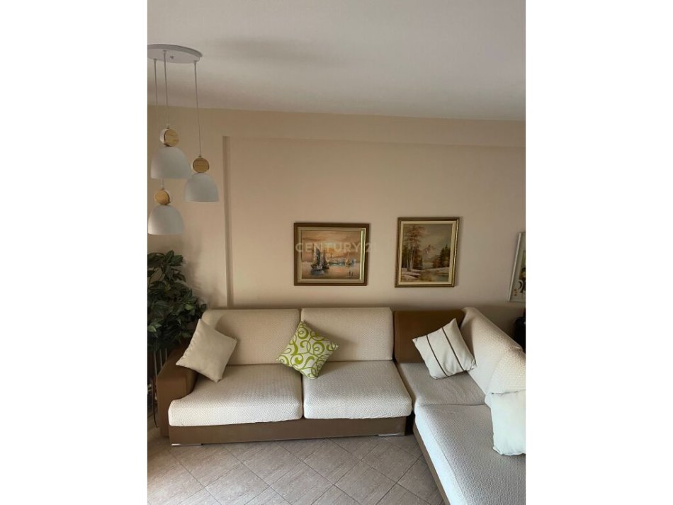 Tirane, jepet me qera apartament 1+1+Ballkon Kati 9, 70 m² 550 € (Komuna e Parisit, prane Big Market lulishtja)