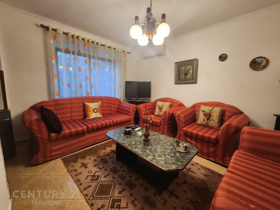 Tirane, jepet me qera apartament 2+1 Kati 1, 80 m² 400 € (apartament 2+1 prane komisariatit nr 4, ne rrugen e Dibres.)