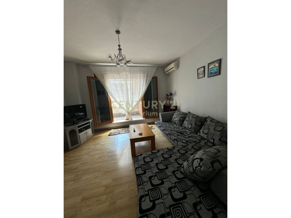 Tirane, jepet me qera apartament 2+1 Kati 3, 154 m² 500 € (apartament 2+1+2 ne zonen e Laprakes.)