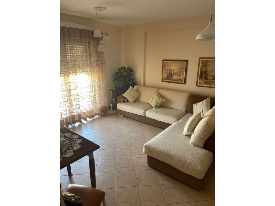 Tirane, jepet me qera apartament 1+1+Ballkon Kati 9, 70 m² 550 € (Komuna e Parisit, prane Big Market lulishtja)