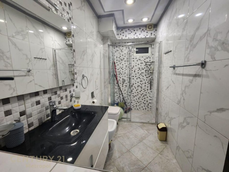Tirane, jepet me qera apartament 2+1 Kati 1, 80 m² 400 € (apartament 2+1 prane komisariatit nr 4, ne rrugen e Dibres.)