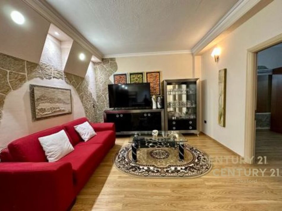 Tirane, jepet me qera apartament 2+1 Kati 1, 100 m² 500 € (apartament 2+1+post parkimi tek Komuna e Parisit!)
