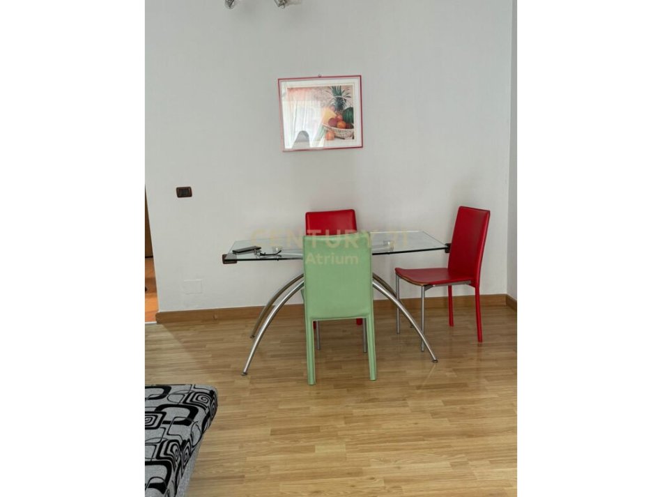 Tirane, jepet me qera apartament 2+1 Kati 3, 154 m² 500 € (apartament 2+1+2 ne zonen e Laprakes.)