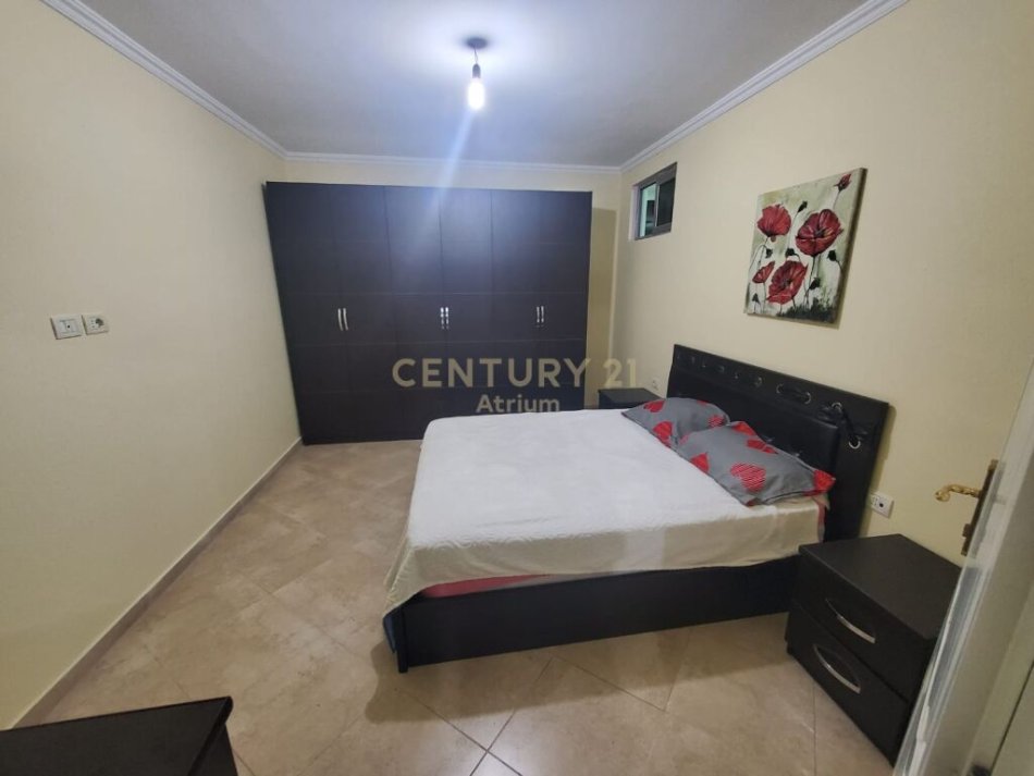 Tirane, jepet me qera shtepi 1+1 Kati 1, 120 m² 500 € (shtepi private tek zona e Brrylit, me oborr per parkim per 2 makina)
