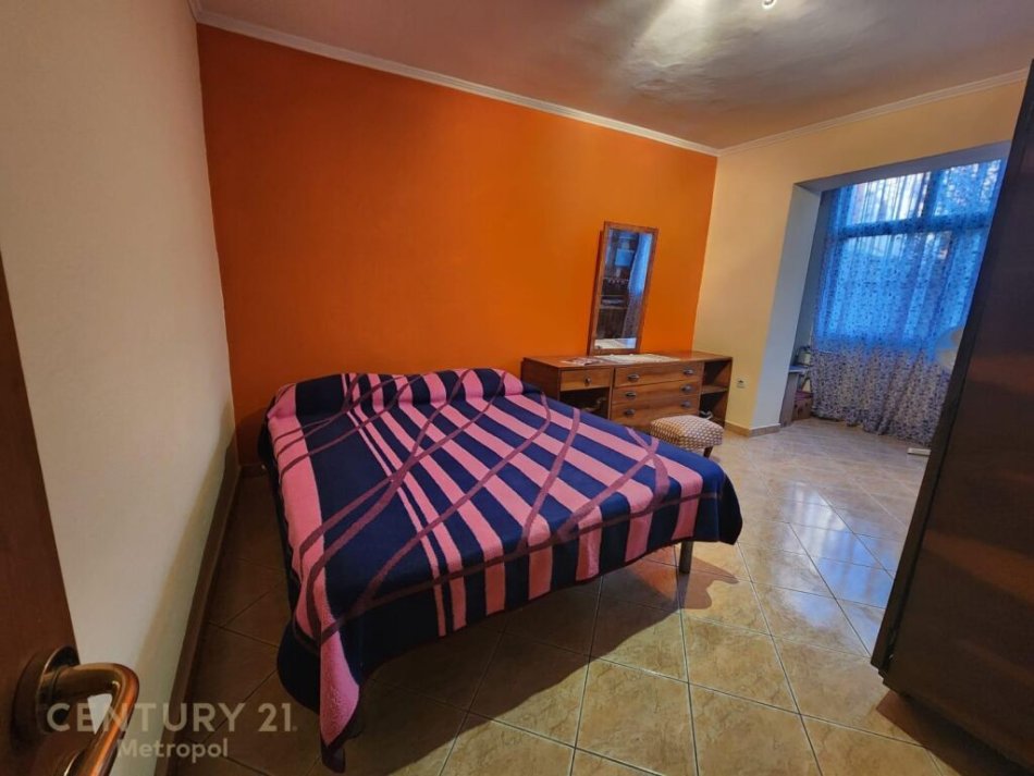 Tirane, jepet me qera apartament 2+1 Kati 1, 80 m² 400 € (apartament 2+1 prane komisariatit nr 4, ne rrugen e Dibres.)