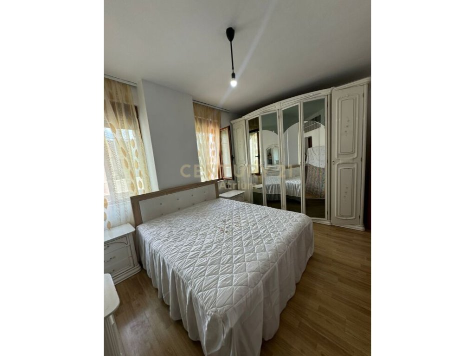 Tirane, jepet me qera apartament 2+1 Kati 3, 154 m² 500 € (apartament 2+1+2 ne zonen e Laprakes.)