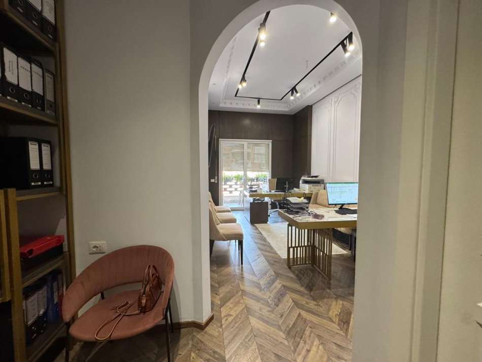 Tirane, jap me qera zyre Kati 7, 55 m² 650 € (Golden Park Residence)