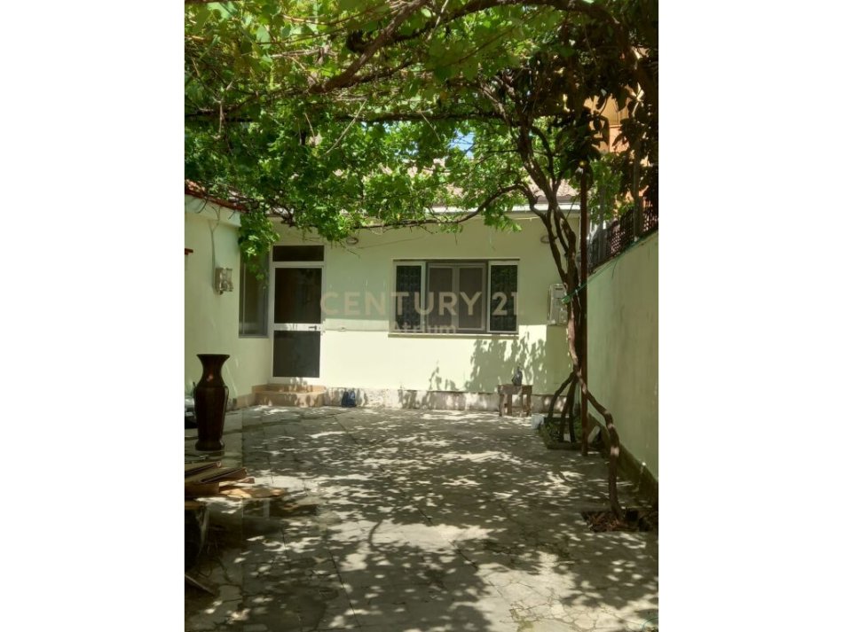 Tirane, jepet me qera shtepi 1+1 Kati 1, 120 m² 500 € (shtepi private tek zona e Brrylit, me oborr per parkim per 2 makina)