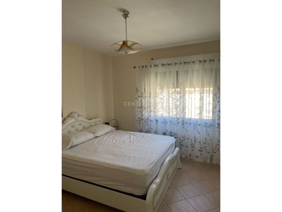Tirane, jepet me qera apartament 1+1+Ballkon Kati 9, 70 m² 550 € (Komuna e Parisit, prane Big Market lulishtja)