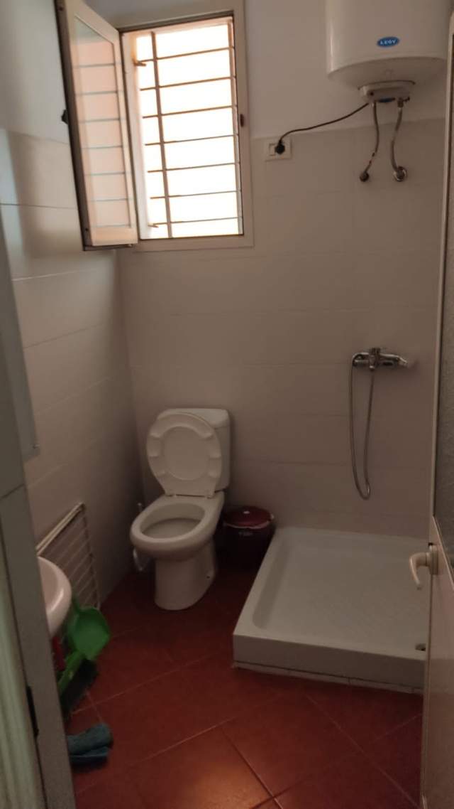 Tirane, jepet me qera apartament 2+1 Kati 1, 96 m² 30.000 Leke (Porcelan)
