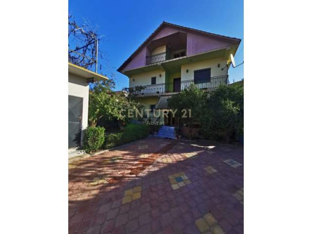 Tirane, jepet me qera Vile 4+1+A+BLK Kati 3, 373 m² 550 Euro