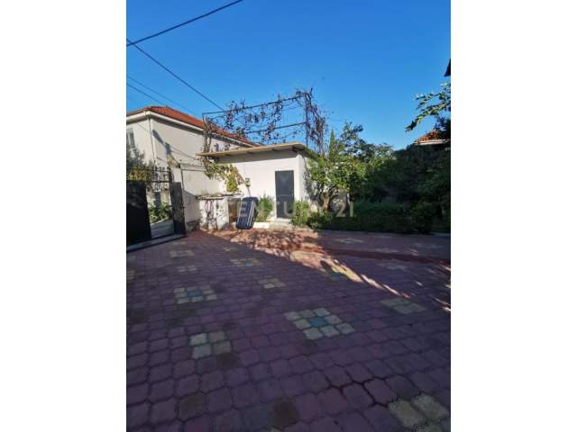 Tirane, jepet me qera Vile 4+1+A+BLK Kati 3, 373 m² 550 Euro