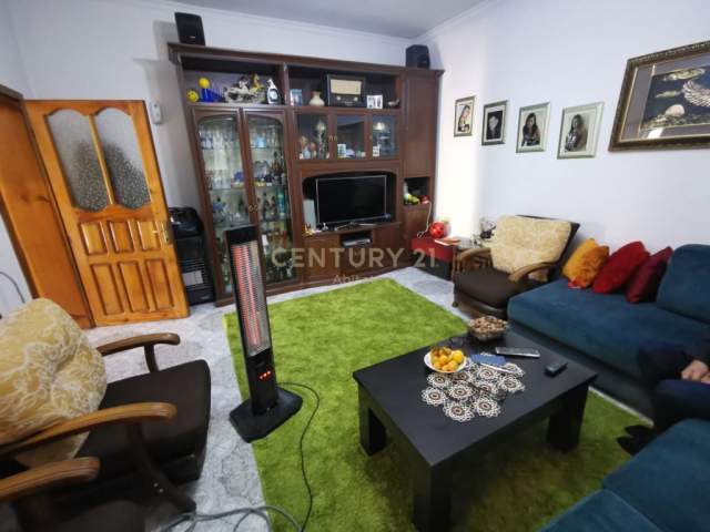 Tirane, jepet me qera Vile 4+1+A+BLK Kati 3, 373 m² 550 Euro