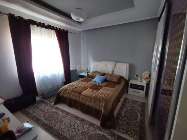 Tirane, jepet me qera Vile 4+1+A+BLK Kati 3, 373 m² 550 Euro