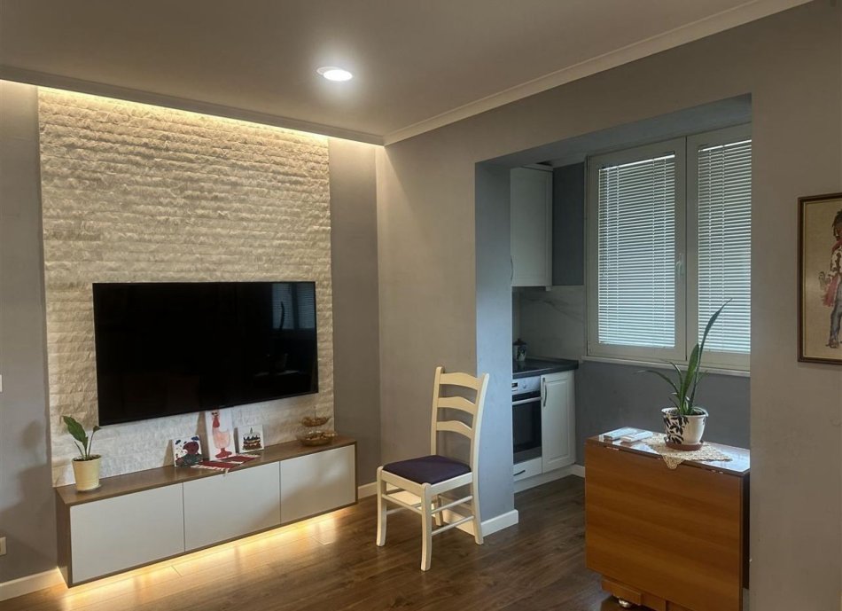 Tirane, shitet apartament 2+1+Ballkon Kati 5, 70 m² 160.000 € (Perball Hotel Hilton)