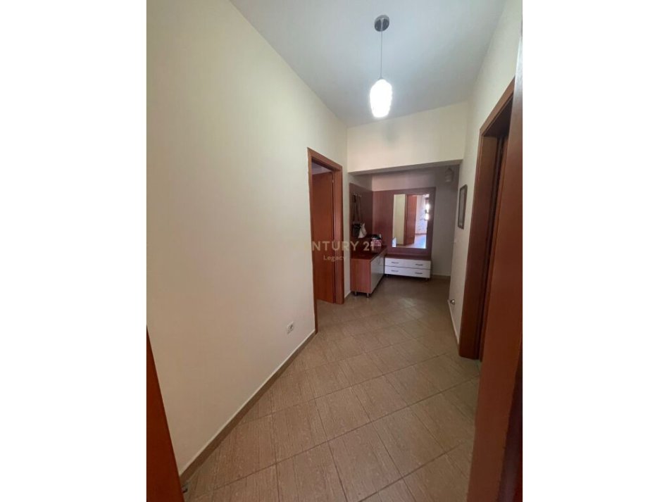 Tirane, jepet me qera apartament 1+1+Ballkon Kati 9, 70 m² 550 € (Komuna e Parisit, prane Big Market lulishtja)
