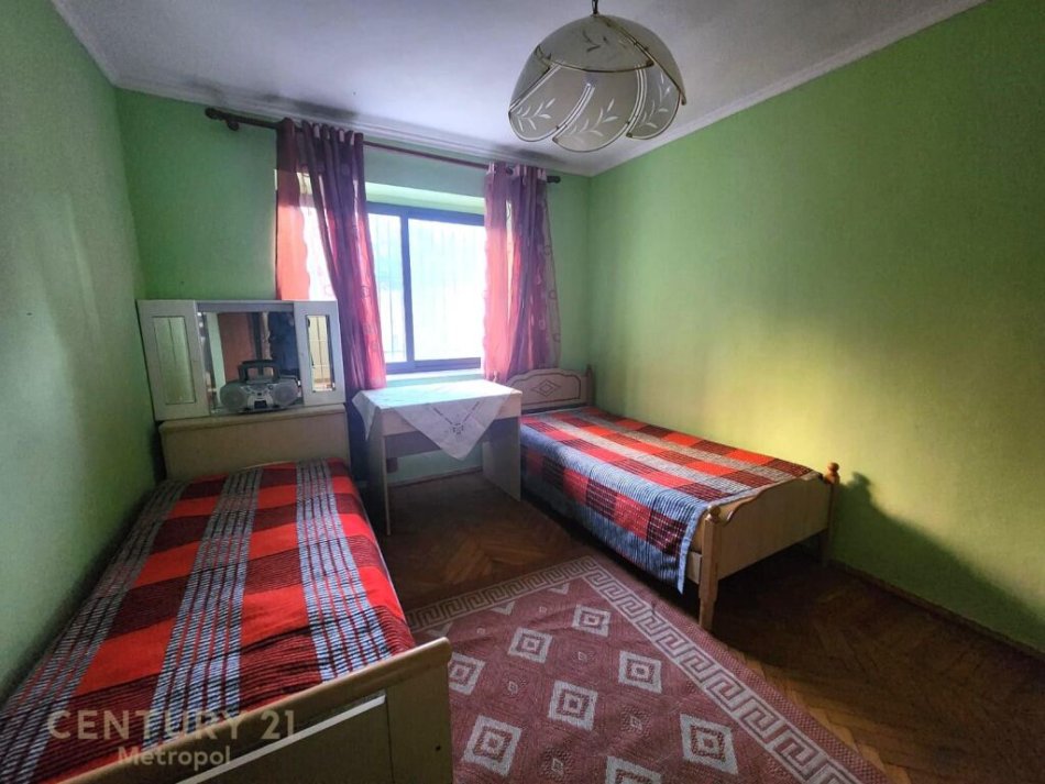Tirane, jepet me qera apartament 2+1 Kati 1, 80 m² 400 € (apartament 2+1 prane komisariatit nr 4, ne rrugen e Dibres.)