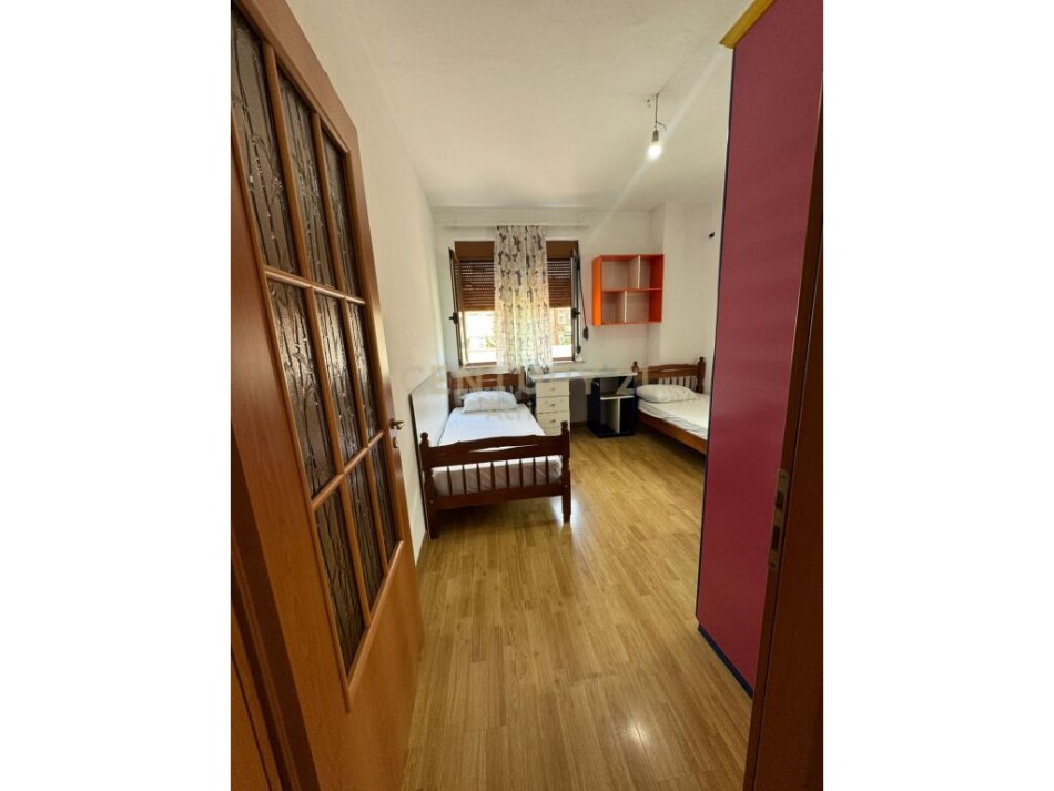 Tirane, jepet me qera apartament 2+1 Kati 3, 154 m² 500 € (apartament 2+1+2 ne zonen e Laprakes.)
