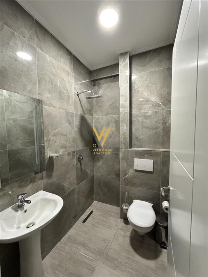 Tirane, jepet me qera apartament 2+1+Ballkon Kati 2, 90 m² 450 € (FRESKU)