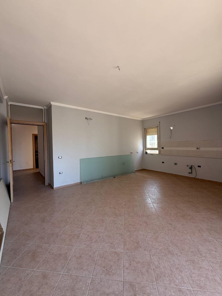 Tirane, shitet apartament 2+1+Ballkon Kati 3, 99 m² 225.000 € (Hotel Radisson , Liqeni i Thate)