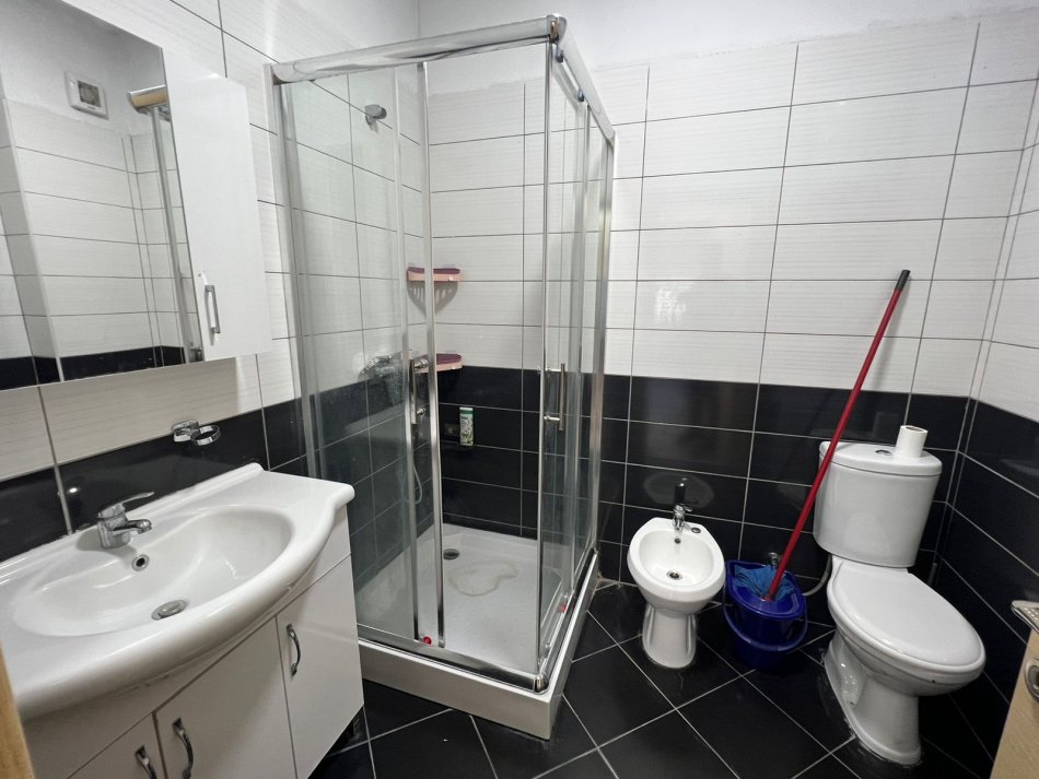Tirane, jepet me qera apartament 2+1+Ballkon Kati 8, 550 € (Astir)