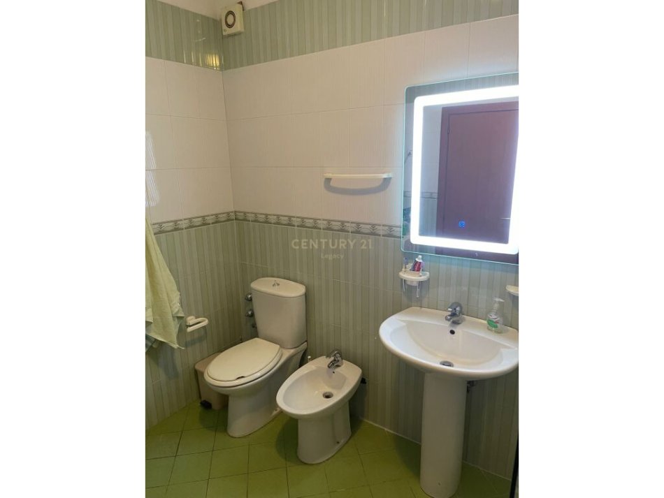 Tirane, jepet me qera apartament 1+1+Ballkon Kati 9, 70 m² 550 € (Komuna e Parisit, prane Big Market lulishtja)